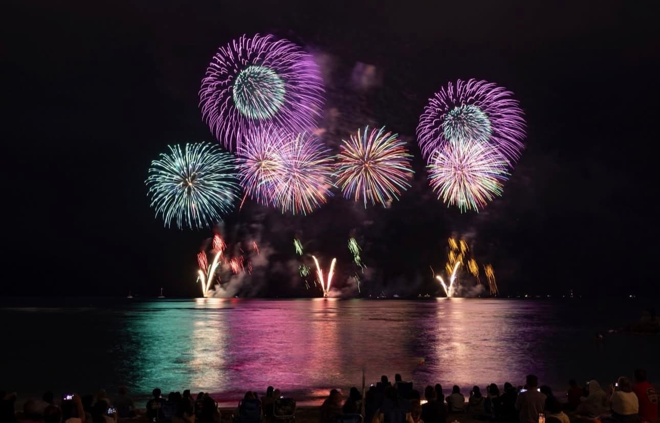 Honolulu Firework Special Catamaran Cruise - 90-Min Night Sail with Open Bar