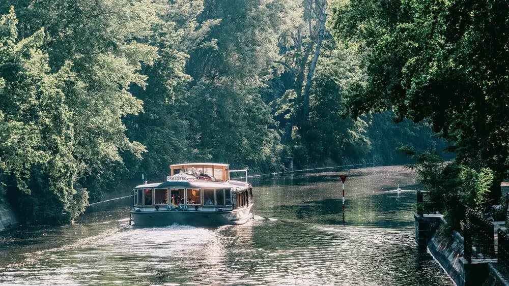 Evening Cruise on Salonschiff Philippa: 3-Hour Abendfahrt Along Berlin's Spree
