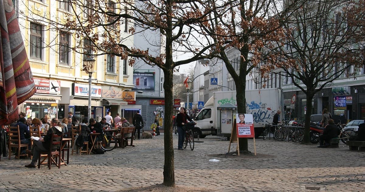 Urban Land Adventure in Ottensen with Stattreisen Hamburg