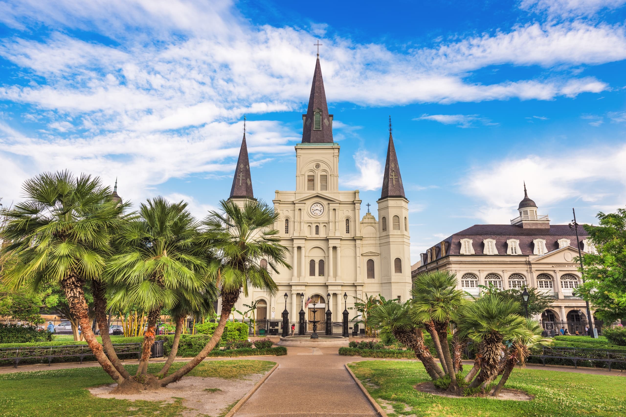 Explore New Orleans’ Historic Garden District: Mansions, Cemeteries & Local Secrets