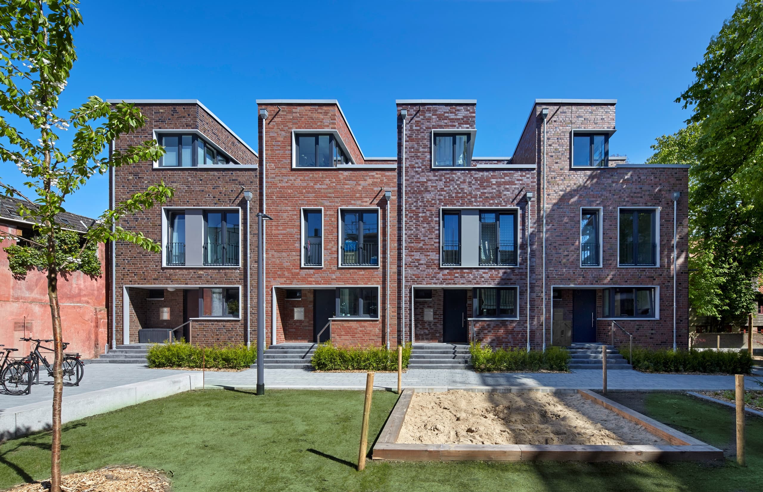 St. Pauli Architecture Walk: Reeperbahn, Dancing Towers & Bunker Rooftop Garden photo 2