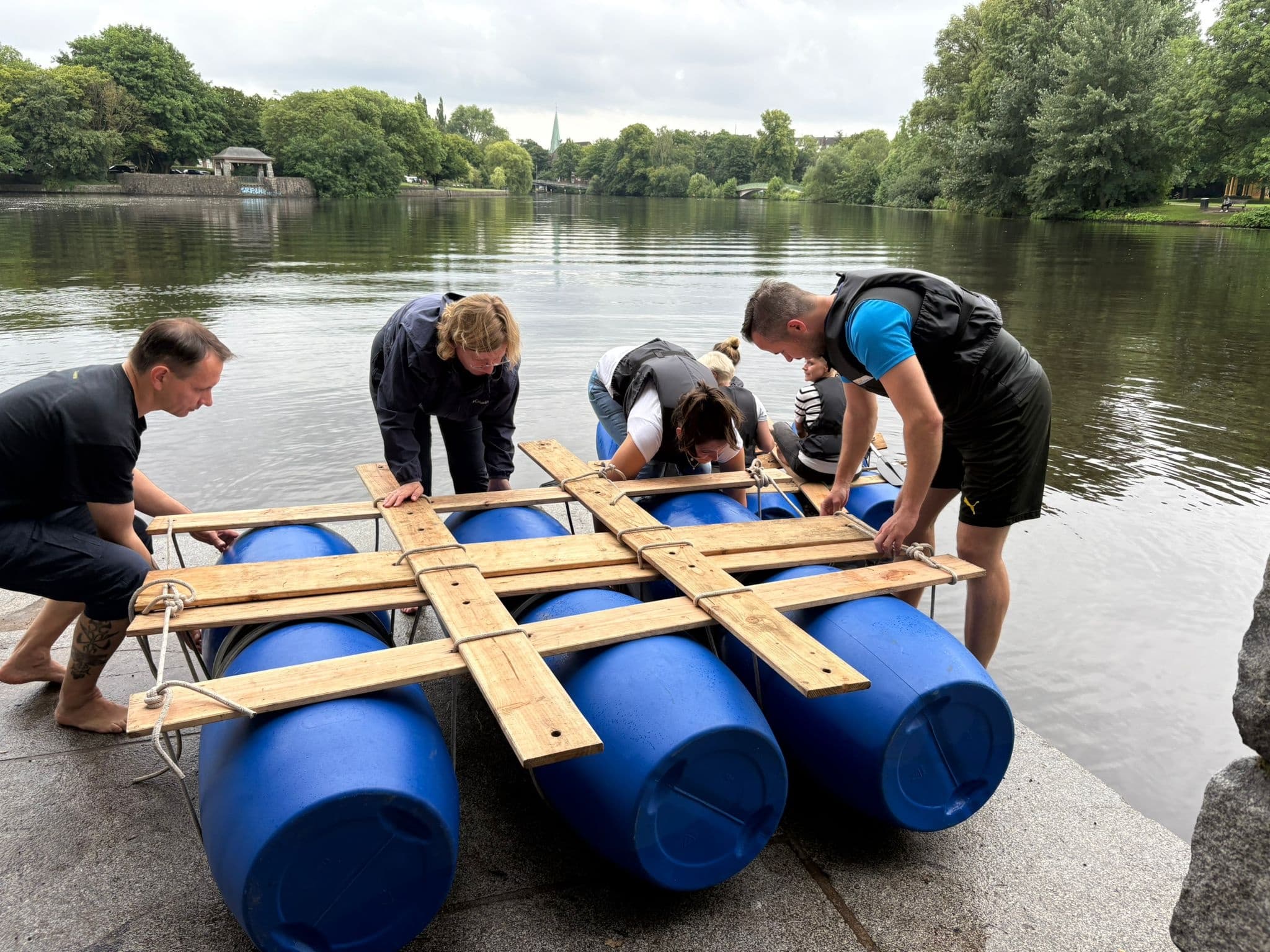 Mobile Barrel Raft-Building in Hamburg: Team-Building on the Water photo 1
