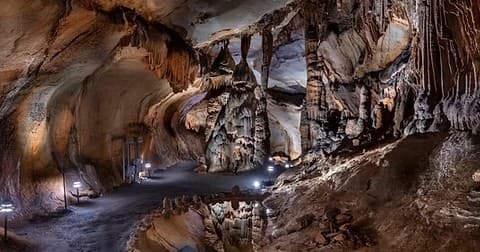 Guided cave tour in Melrose Caverns with reflective pool