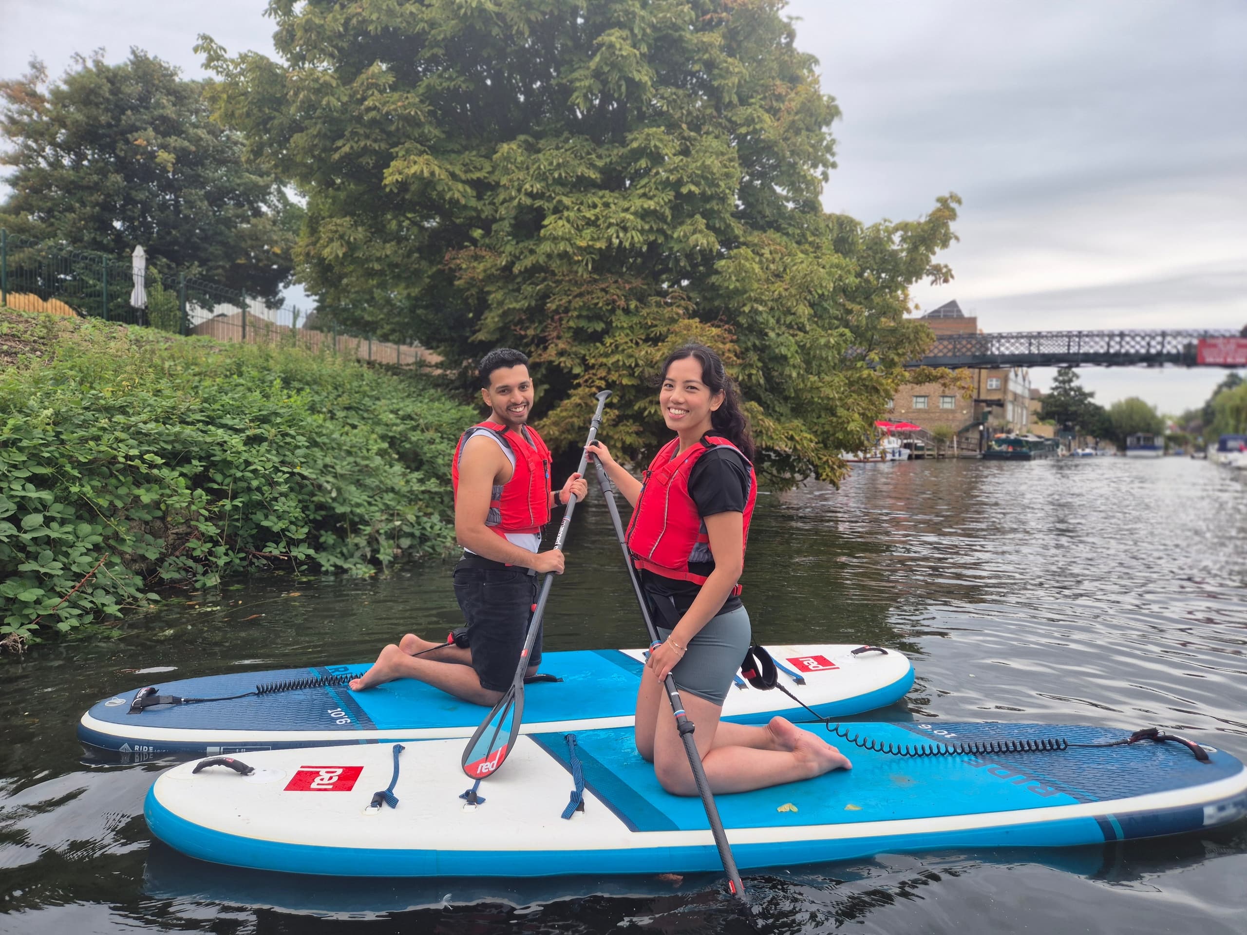 Glide the Thames: Private Group Beginner Paddleboard Session Near Hampton Court