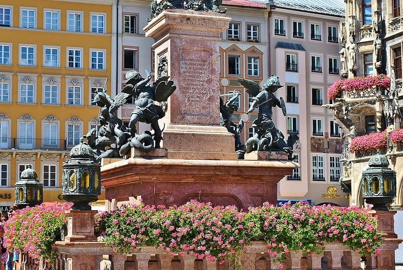 Munich Highlights & Bavarian Flavors: 4-Hour Walking Tour from Marienplatz