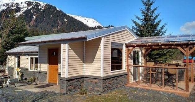 Oceanfront Inn Cabin: Rustic Beachfront Escape Near Seward's Top Fishing and Kayaking Hub