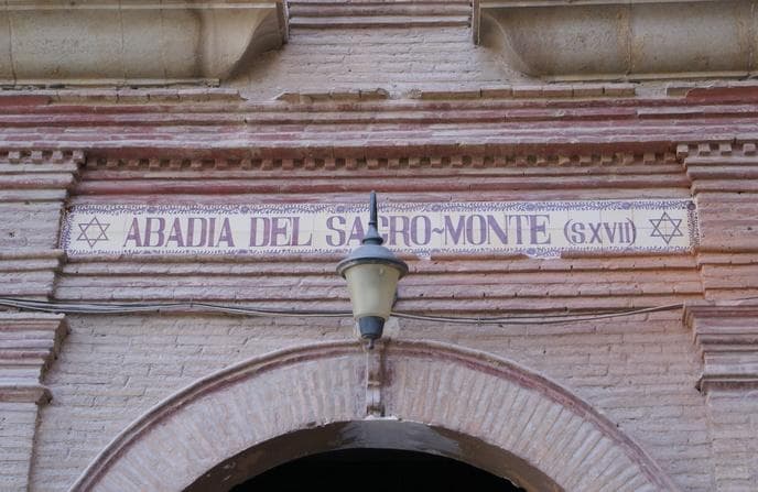 Cultural & Historical Tours: Sacromonte Abbey with Guide in Granada