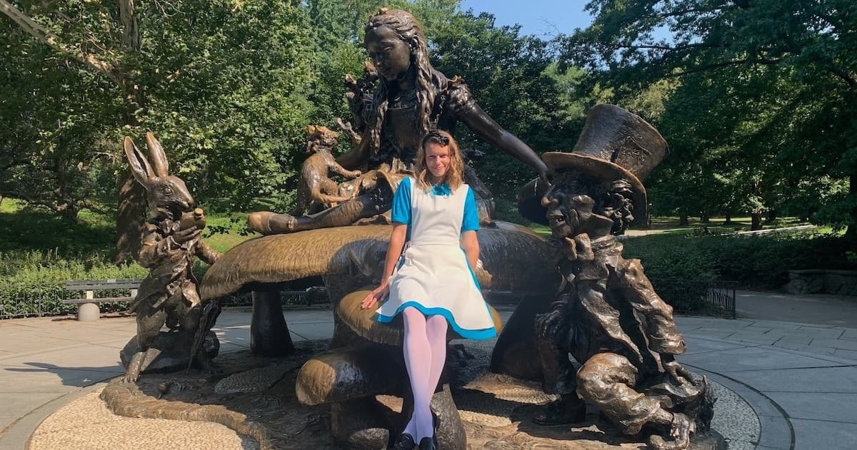 Themed Treasure Hunt in Central Park with Alice