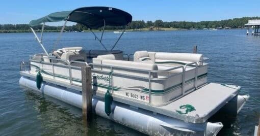 24-foot Sweetwater Pontoon Rental on Lake Gaston — Henrico Day Boat