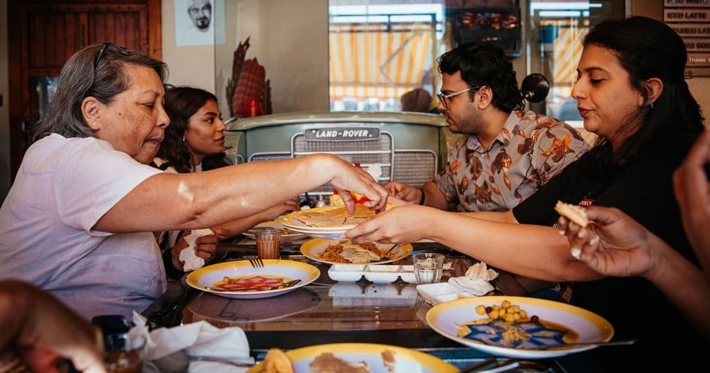 Coastal Emirati Flavors: Traditional Dubai Food Tour Along Jumeirah