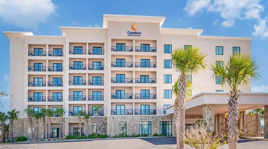 Beachside Comfort Inn: Gulf Shores' Premier Waterfront Stay