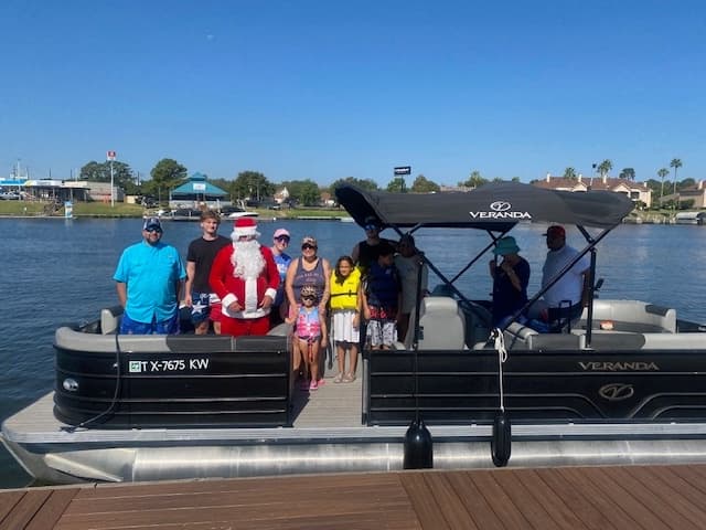 Lake Conroe Holiday Light Tours: Pontoon Cruises with Santa or The Grinch