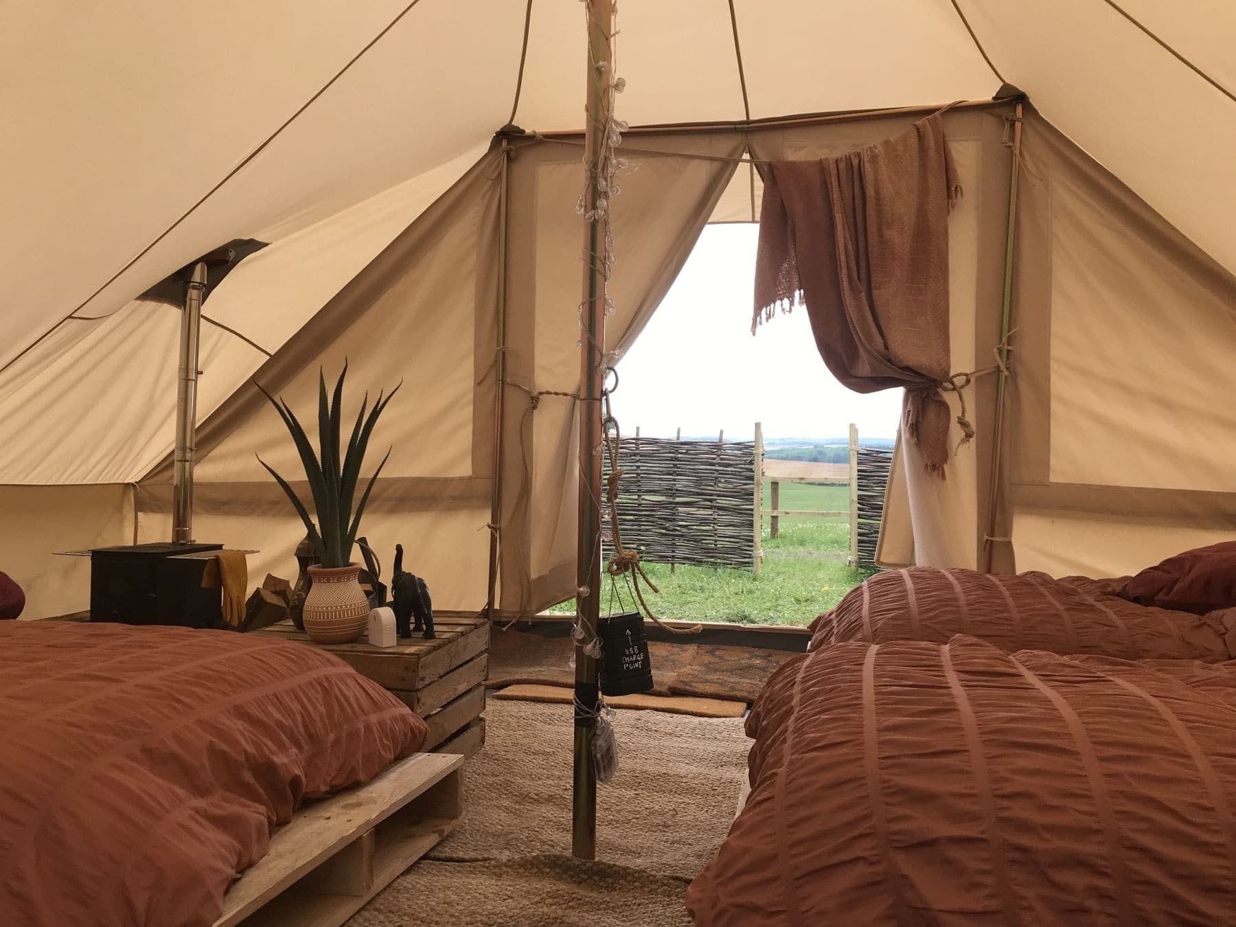 Sleep Under the Ridgeway: Ocher Weekday Tent Stay Near Rugby photo 2