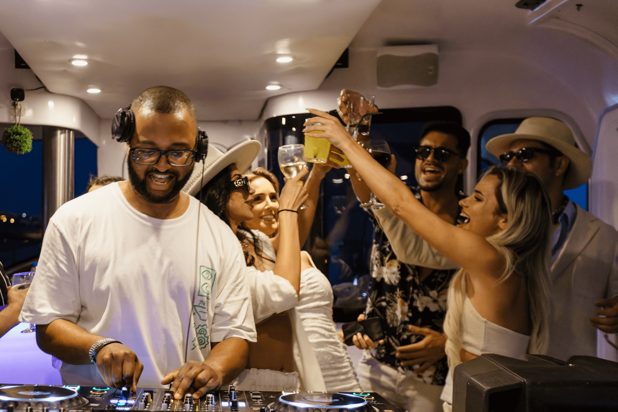 Water-activities: DJ Party on a Luxury Boat at Sunset with Ondas D'Ângelo
