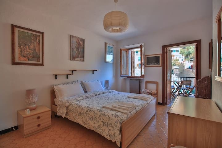 Harbor-View Apartment Stay with Get Away Boat Tour Cinque Terre