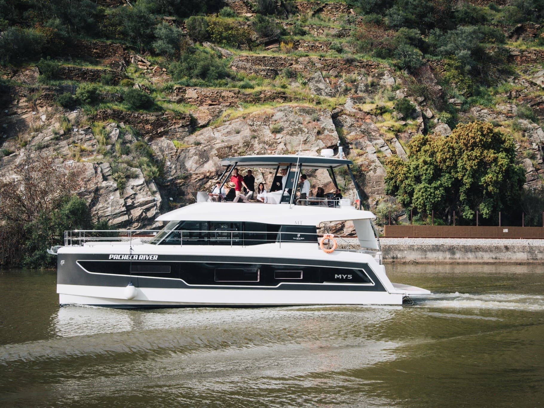 Overnight Wine-Country Cruise on the Pacheca River: Stay on Board Near Parada do Bispo