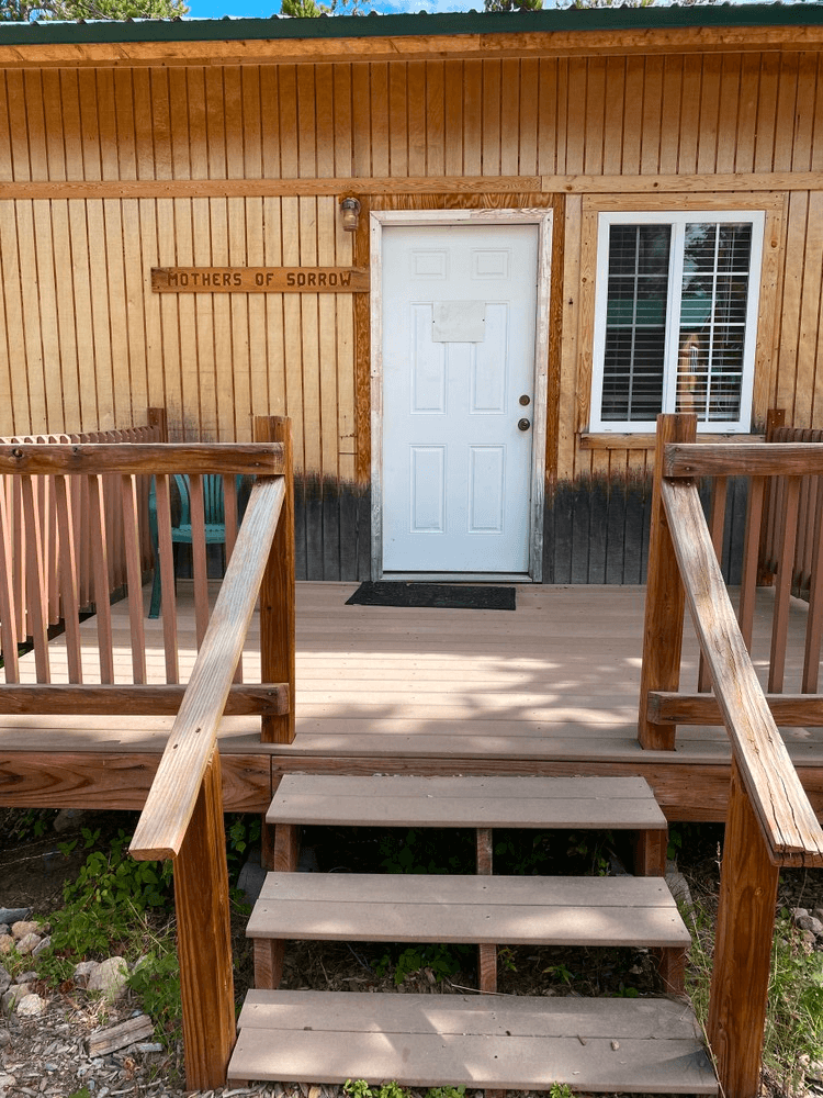Sorrow & Hope: Cozy Rocky Mountain Retreat in Bellvue