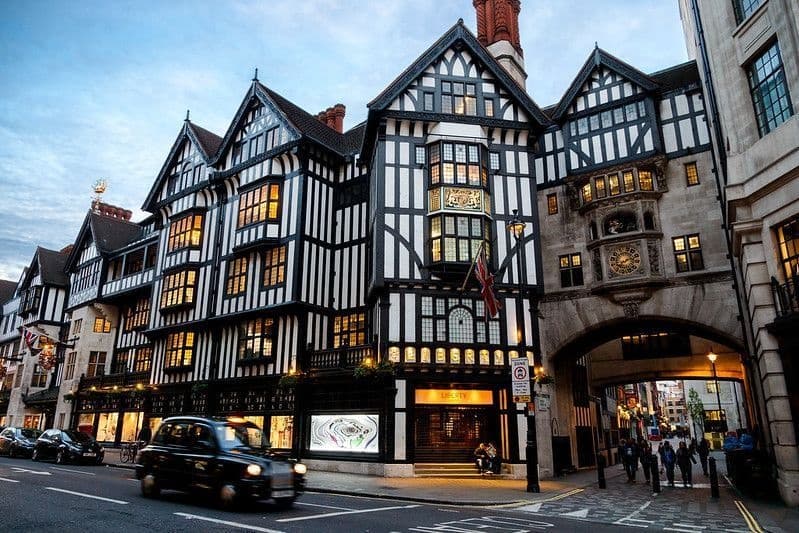 Urban Walk & History Tour of Soho with Conoce Londres Ltd