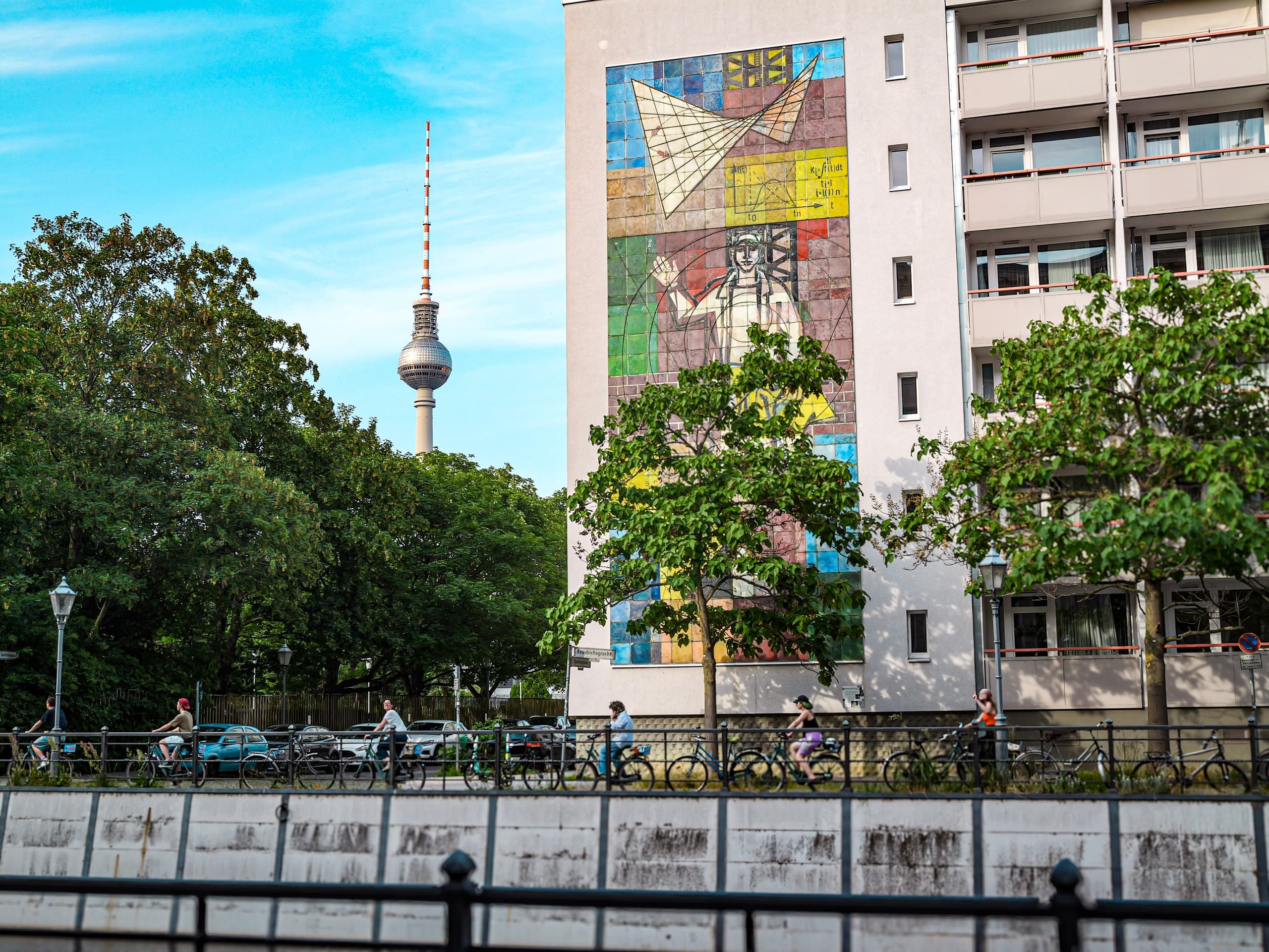 Berlin Bike Tours with FREE BERLIN - Authentische Radtouren