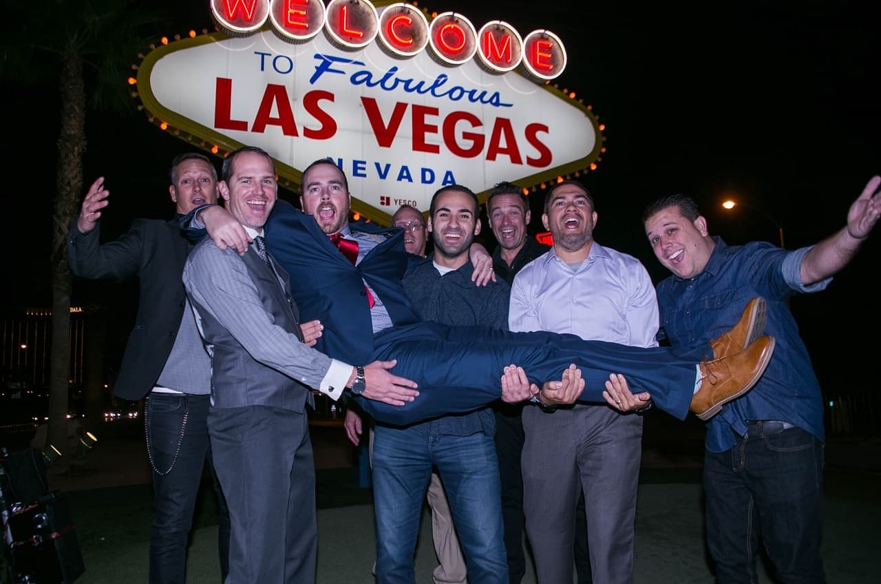 Champagne and Neon: 2-Hour Las Vegas Strip Photo Tour in a 10-Passenger Luxury Vehicle