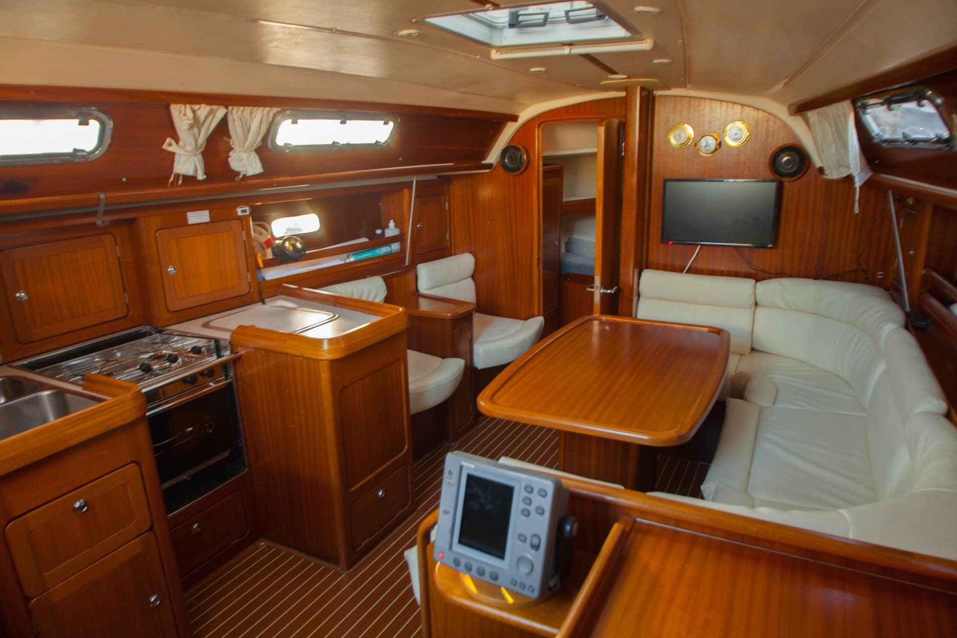 Silent Sailing Across Cádiz Bay: Two-Hour Private Yacht Experience photo 3