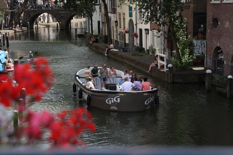 Varen met bubbels — Electric Canal Cruise Through Utrecht
