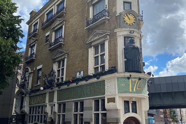 Historic Pub Crawl in London with The Great Weekender