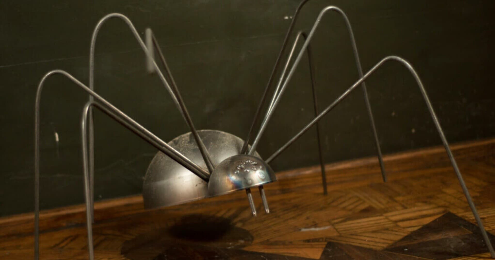 DIY Outdoor Craft: Giant Halloween Spider by Craftsman Ave