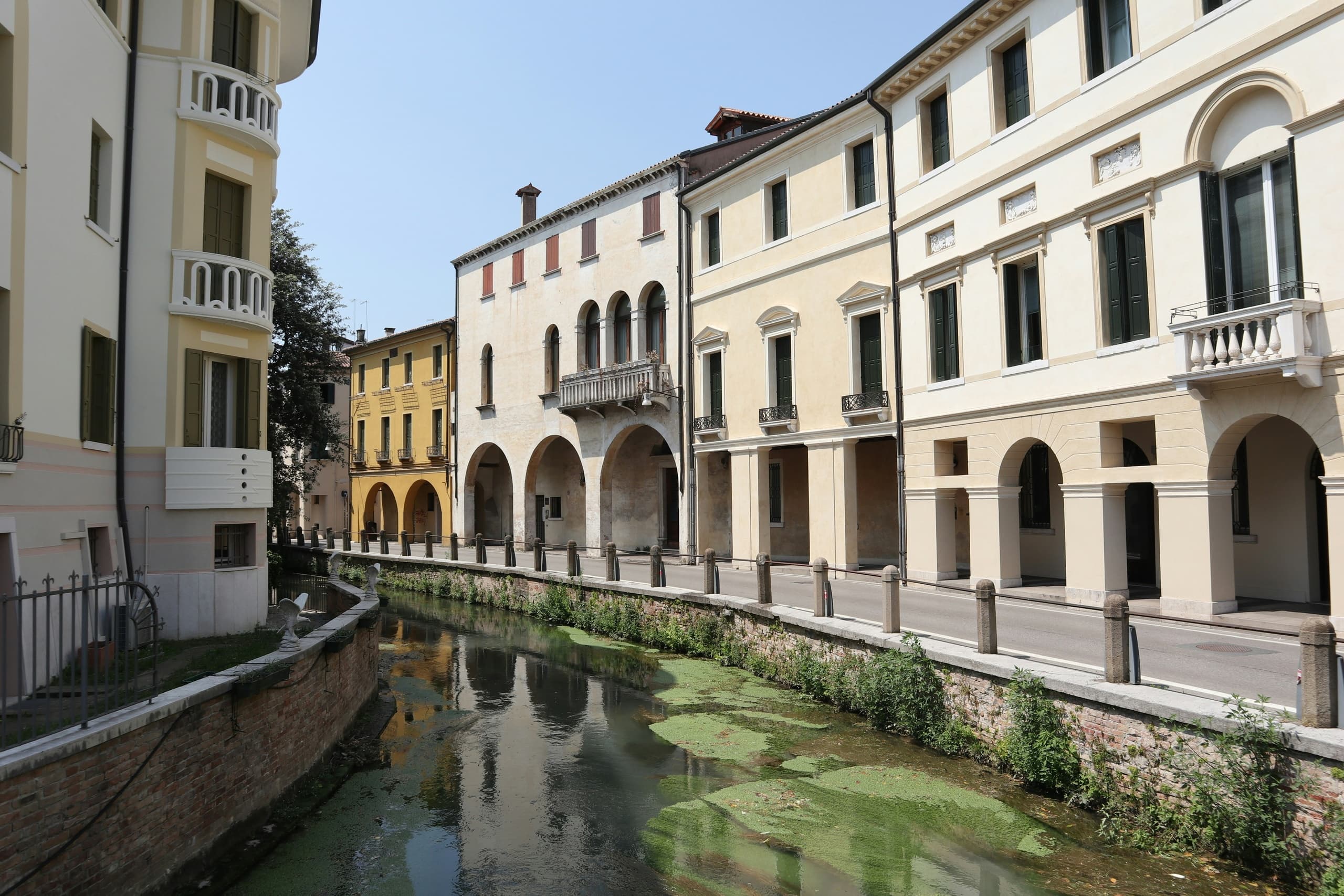Private Treviso walking tour — spring-fed canals, frescoes & local flavors