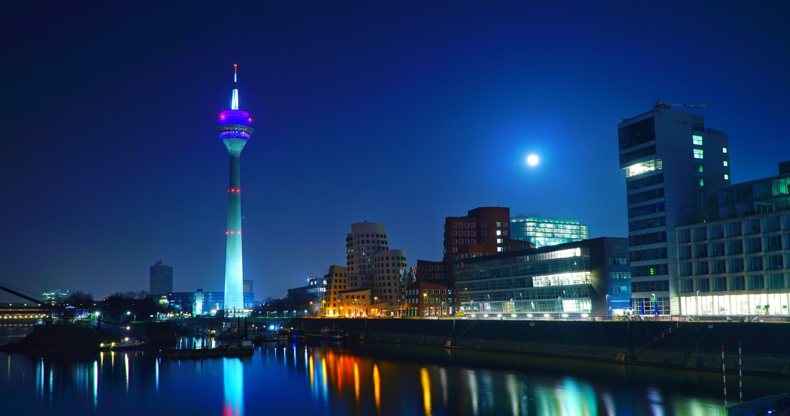 Nightlife Pub Tours in Düsseldorf with PubCrawl Team
