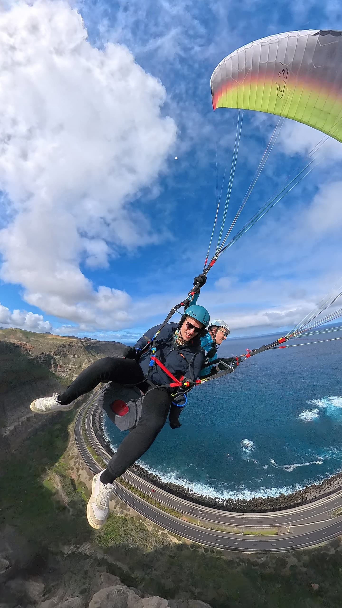 Vuelo de Adrenalina: Acrobatic Paragliding Over Telde, Gran Canaria