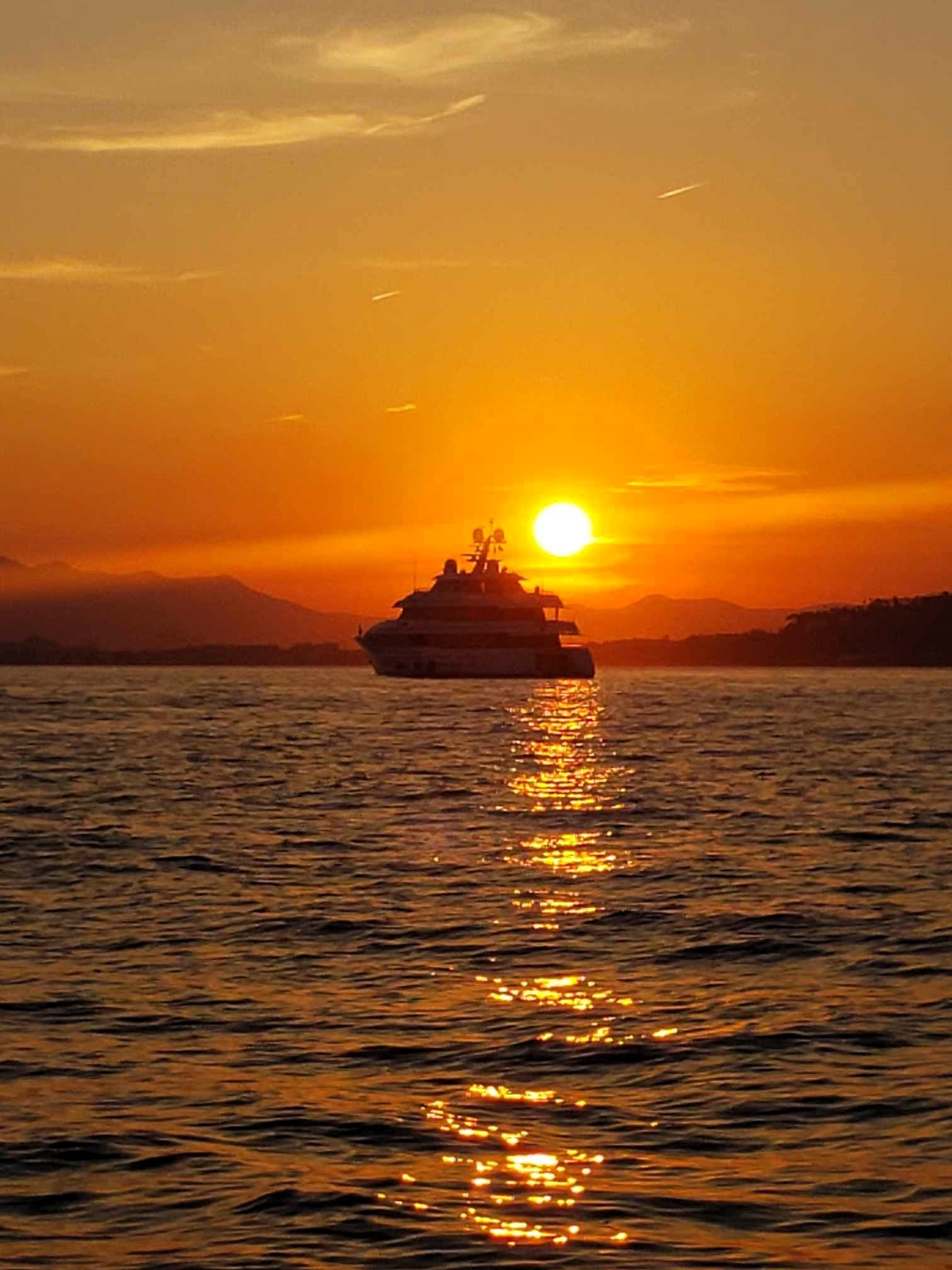 cote-dazur-solar-sunset-cruise-juan-les-pins-soiree