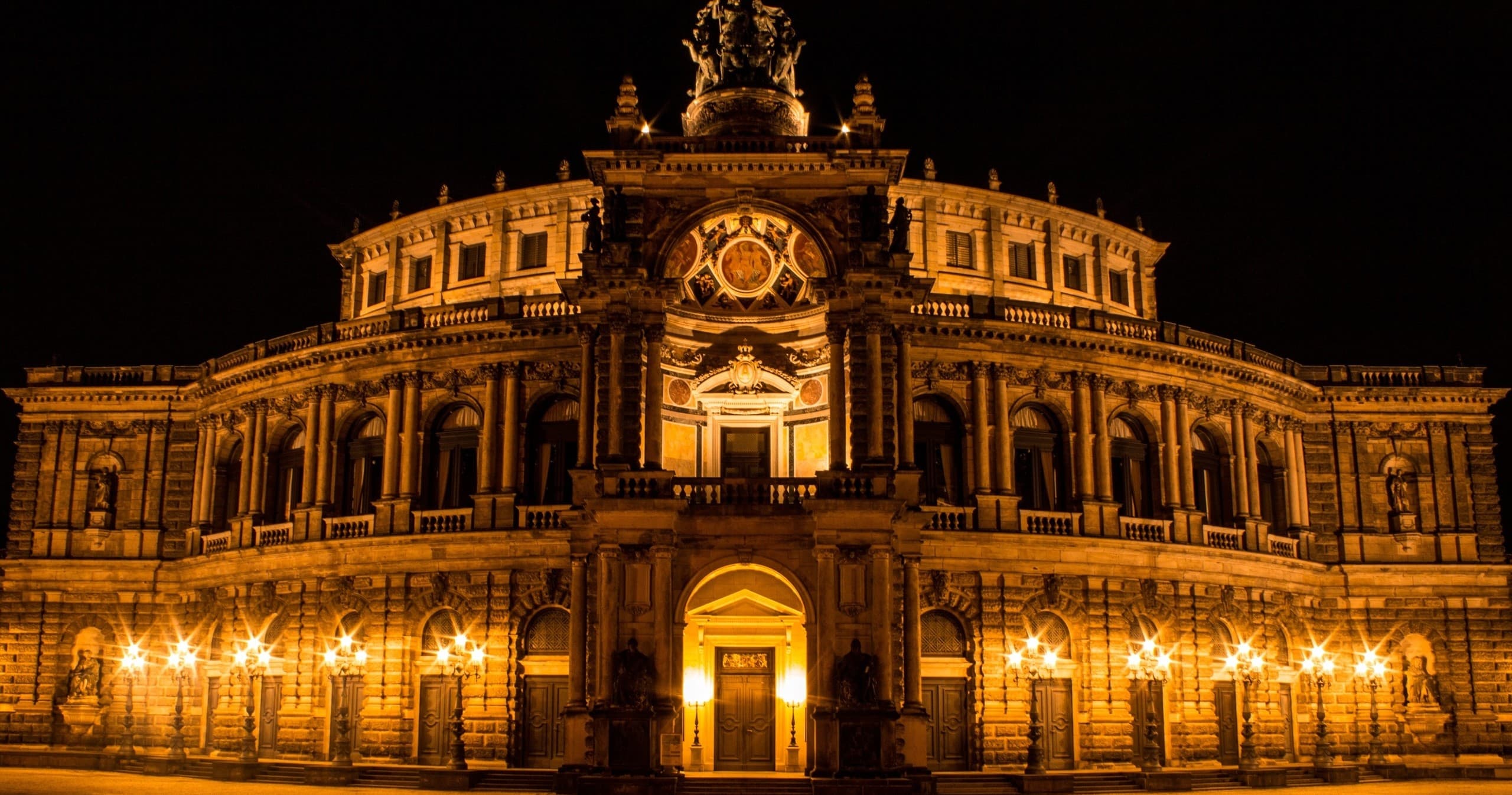 Nightlife Pub Tour with PubCrawl Team in Dresden