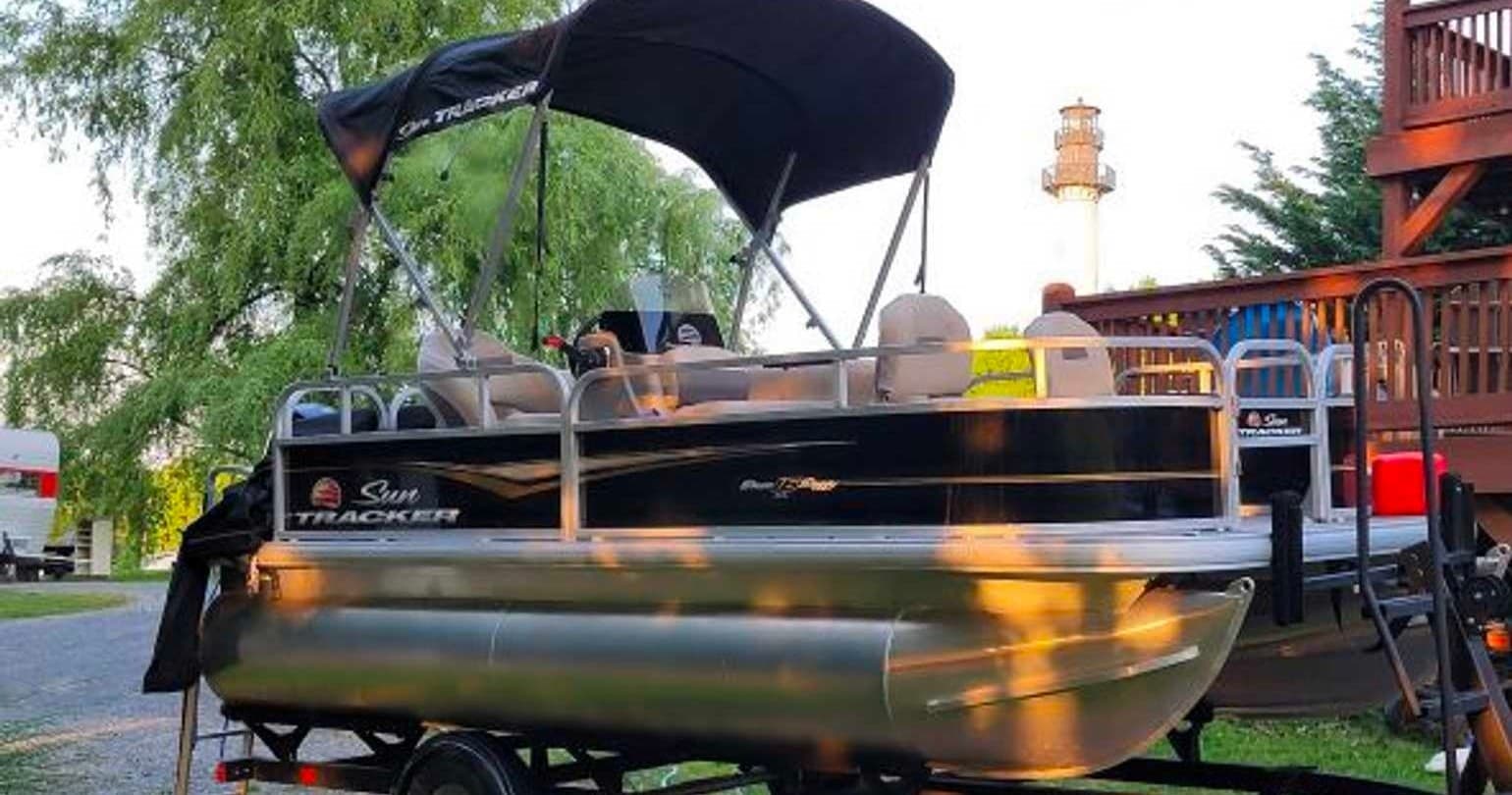 Explore Summersville Lake with Hillbilly Holler Hopper Pontoon Rentals