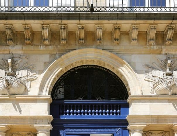 Historical Walking Tour of Bordeaux with Americans