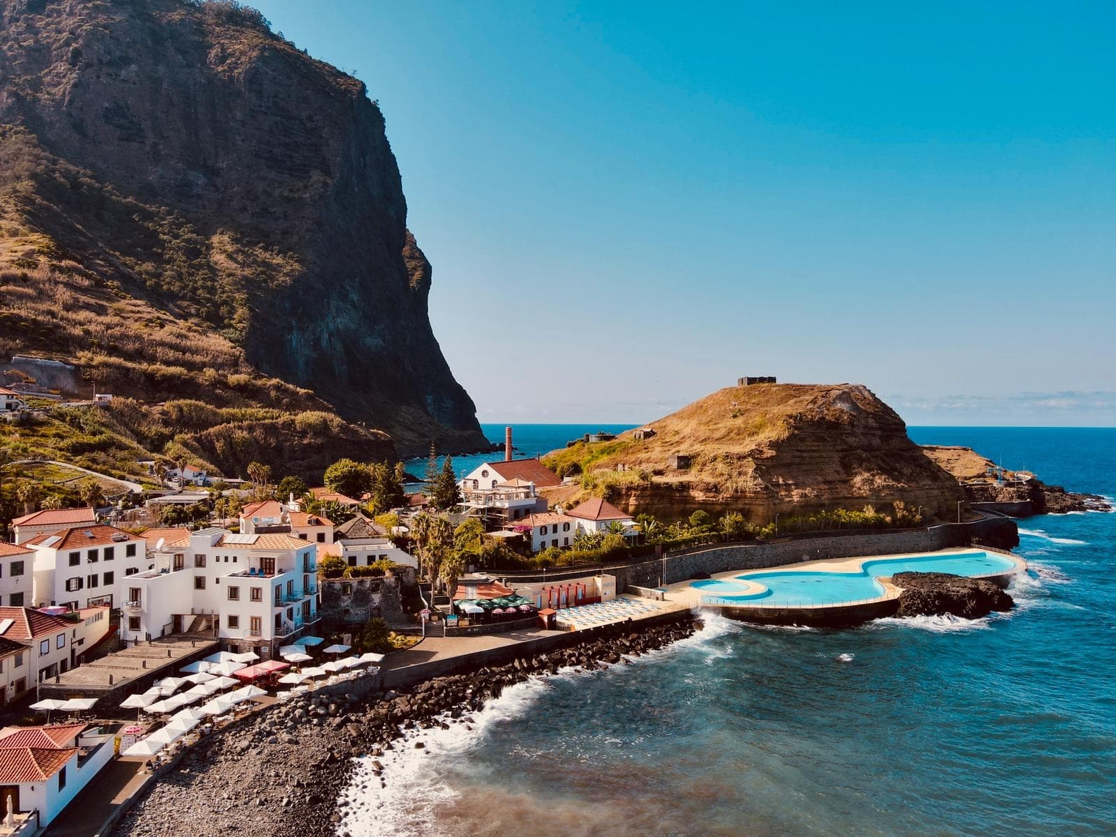 Surf & Stay: Madeira Calhau Surf School in Porto da Cruz
