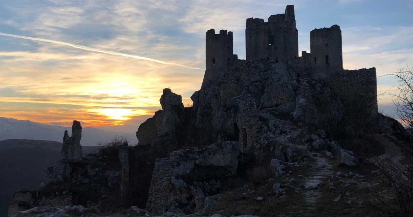 Hiking & Cultural Tour: Rocca Calascio with Sunset Picnic by Cooperativa Il Bosso