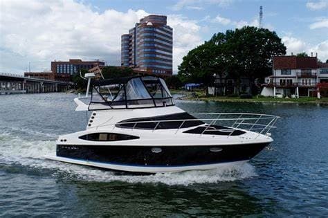 Regal Yacht Cruise in Chicago: Private Skyline Views
