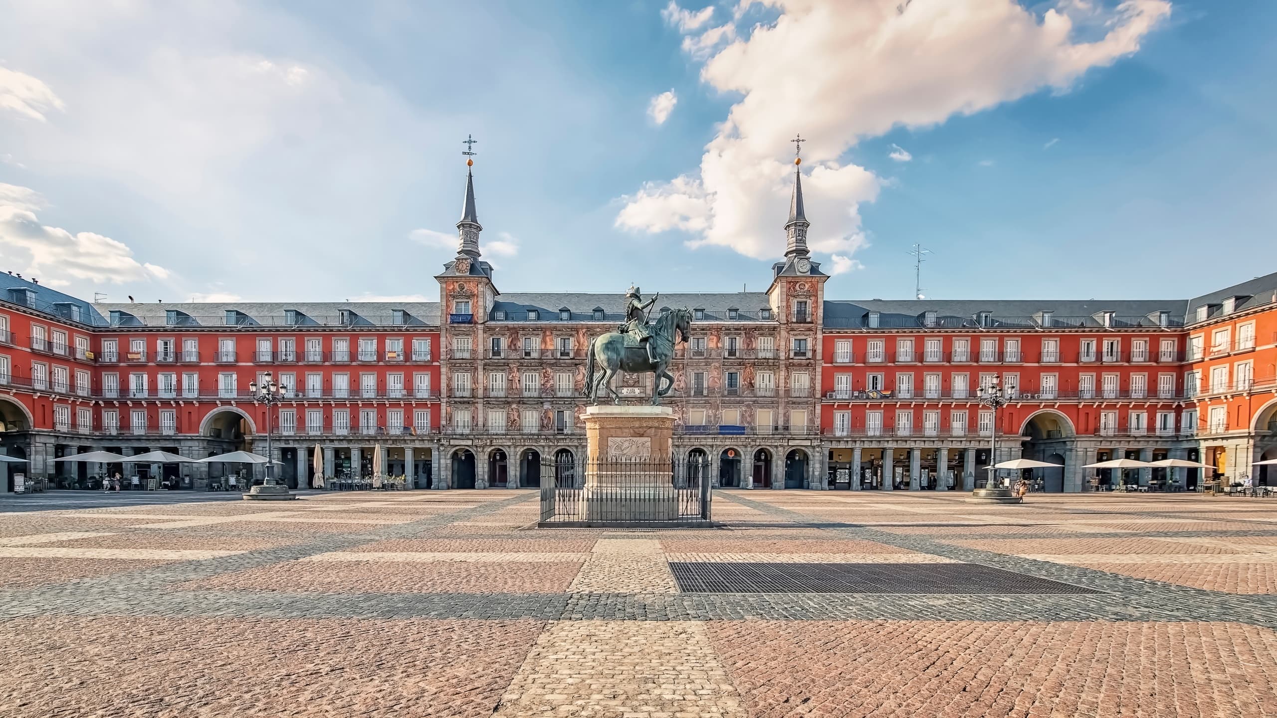 Wide view of Plaza Mayor Madrid, historic open square sightseeing