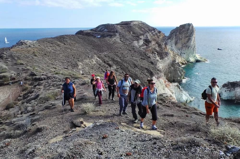 Greeking.me’s Santorini Unveiled: A Photographic Hike Through Hidden Gems