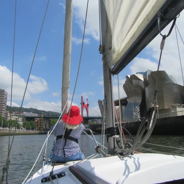 Sailing Bilbao's Ría with Avientó