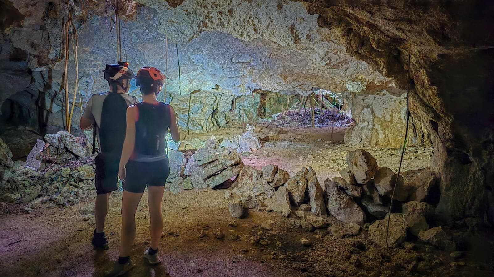 Into Xibalba: Hike the Mayan Caves — Hike in the Cave • Precio Locales