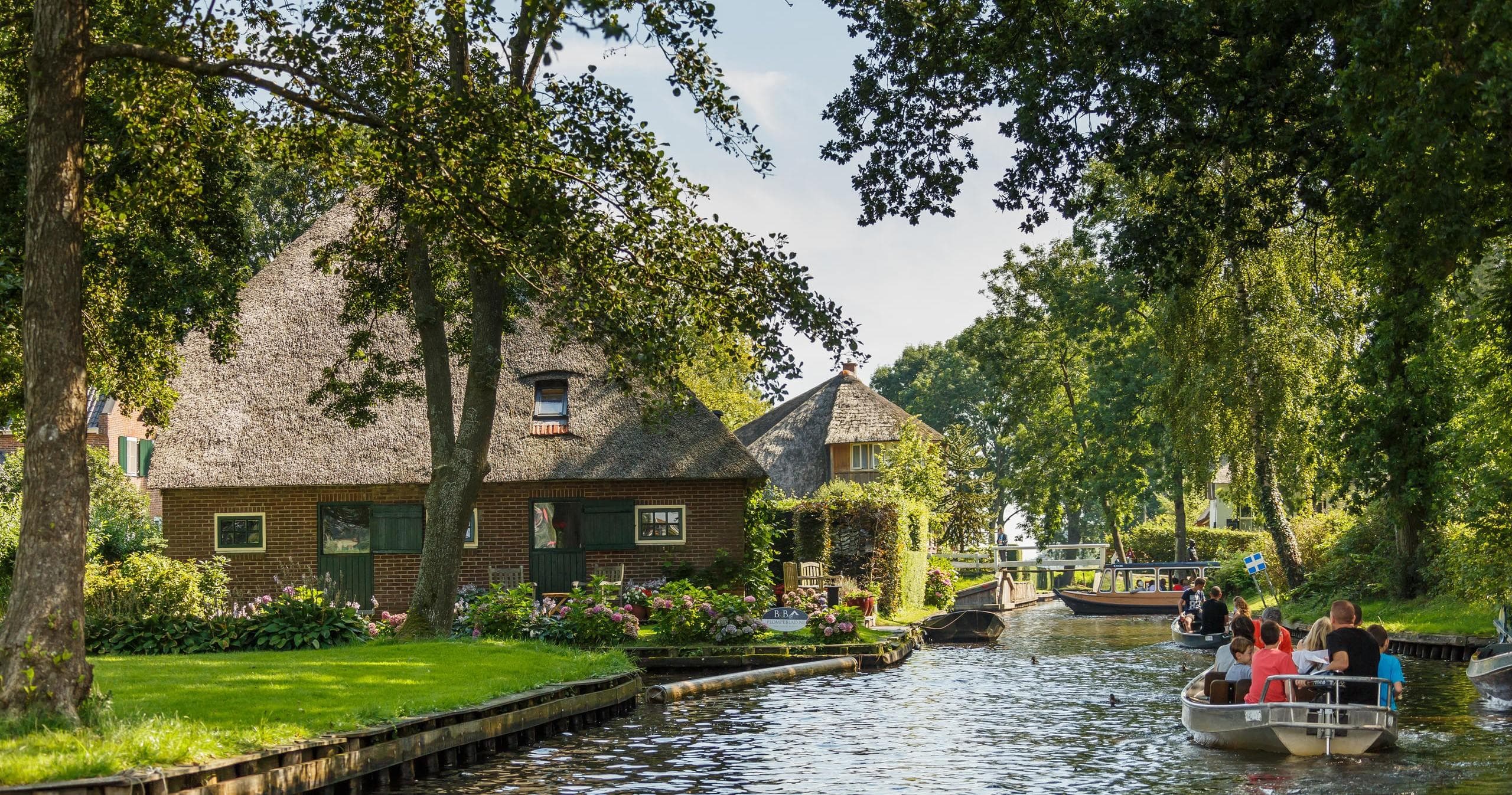 Outdoor Day Trip to Giethoorn with Camaleon Tours from Amsterdam