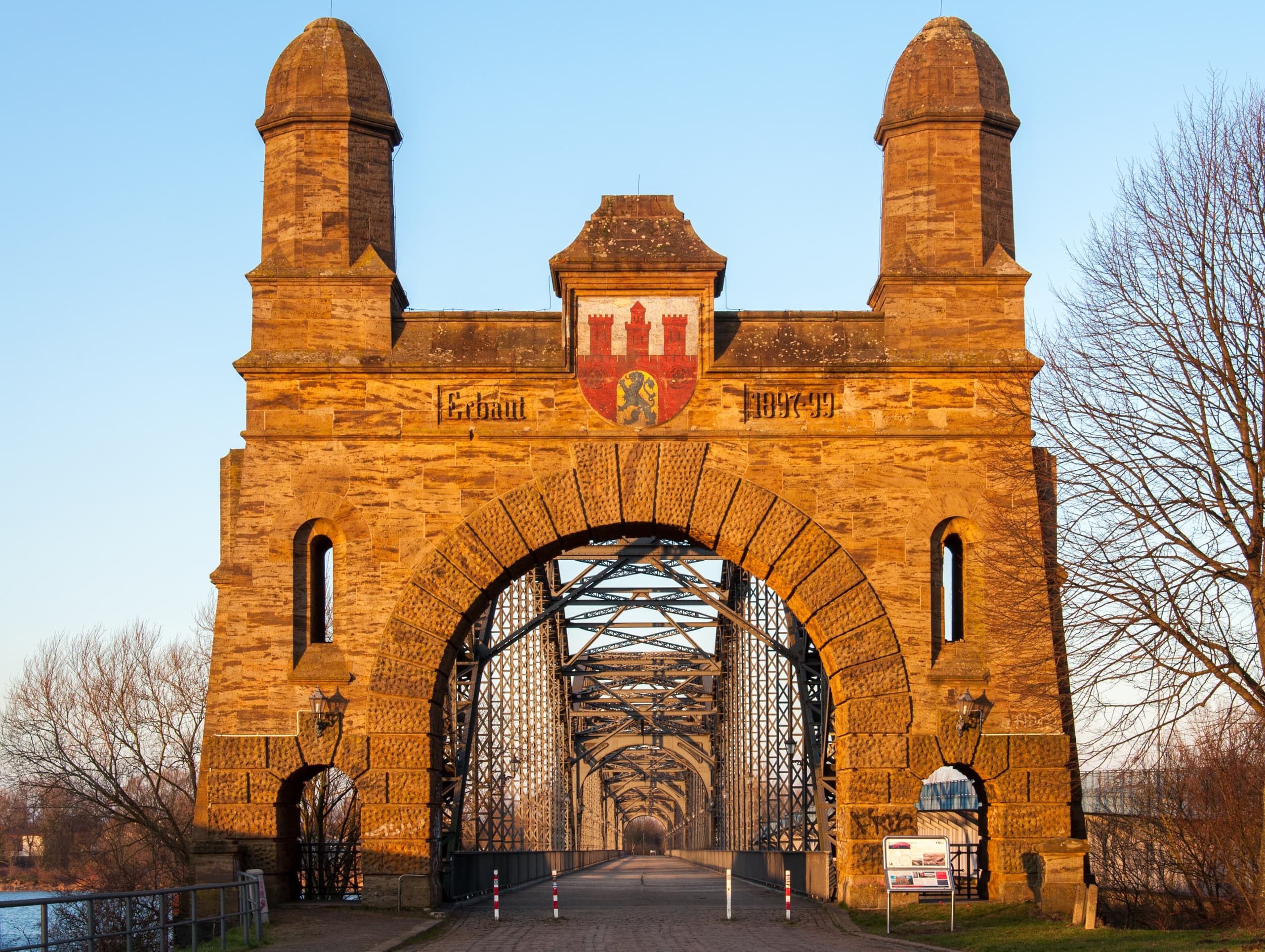 Bike Tour & City Views with Zweiradperle in Hamburg