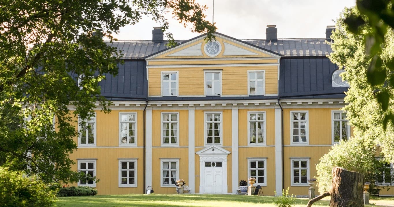 Guided Manor Tour at Mustion Linna in Mjölnarby