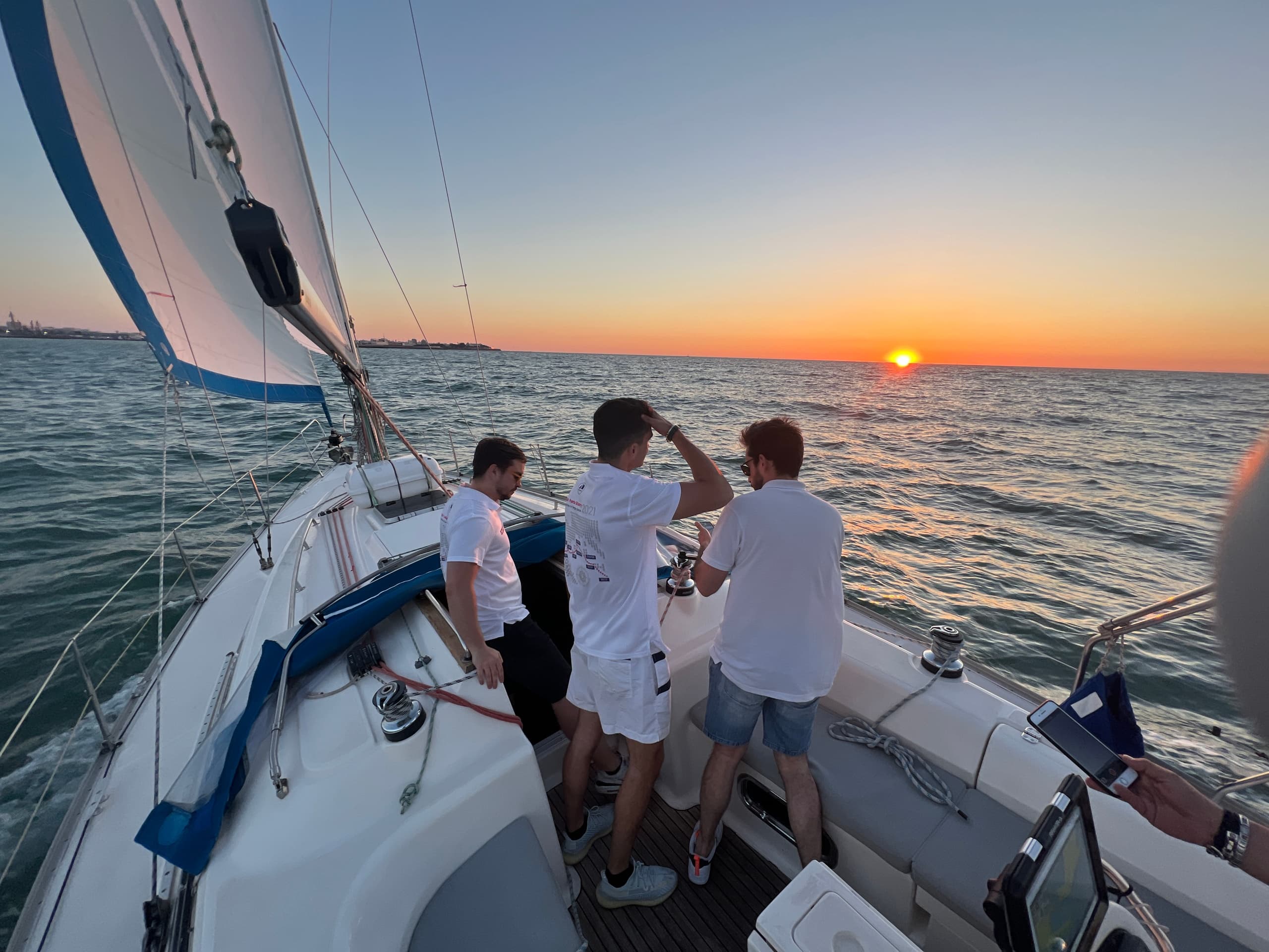 Sunset Sail in Cádiz: Two-Hour Atardecer en Velero Experience photo 1