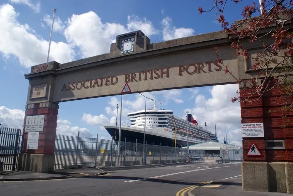 Titanic Secrets of Southampton: Private Walk from Cruise Terminal to Heathrow photo 3