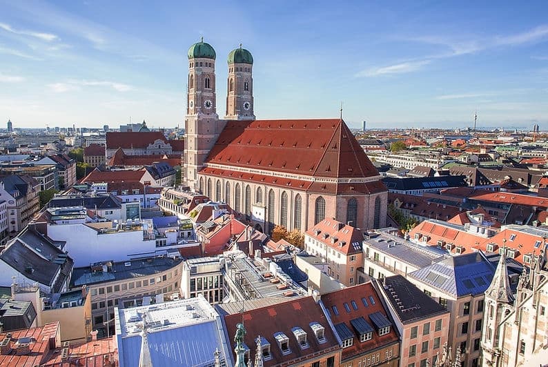 Explore Old Town of Munich: Guided 2-Hour Walking Tour from Marienplatz