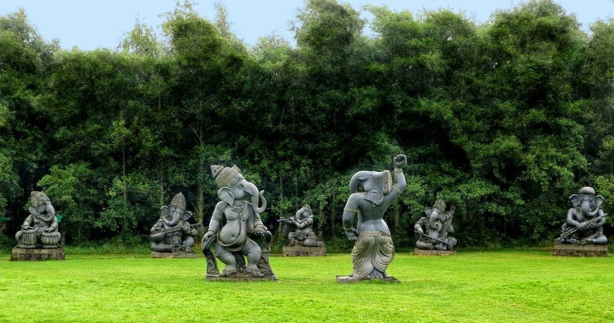 Wildlife & Art at Victor's Way Sculptures