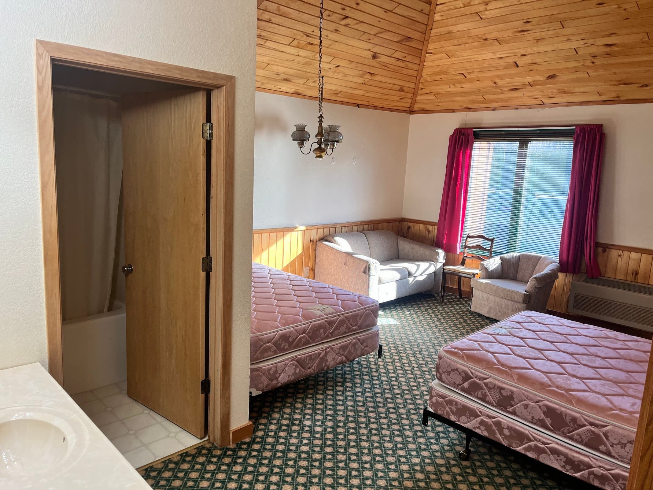 Lodge Room 1: Practical Basecamp Near Kabetogama and Voyageurs National Park